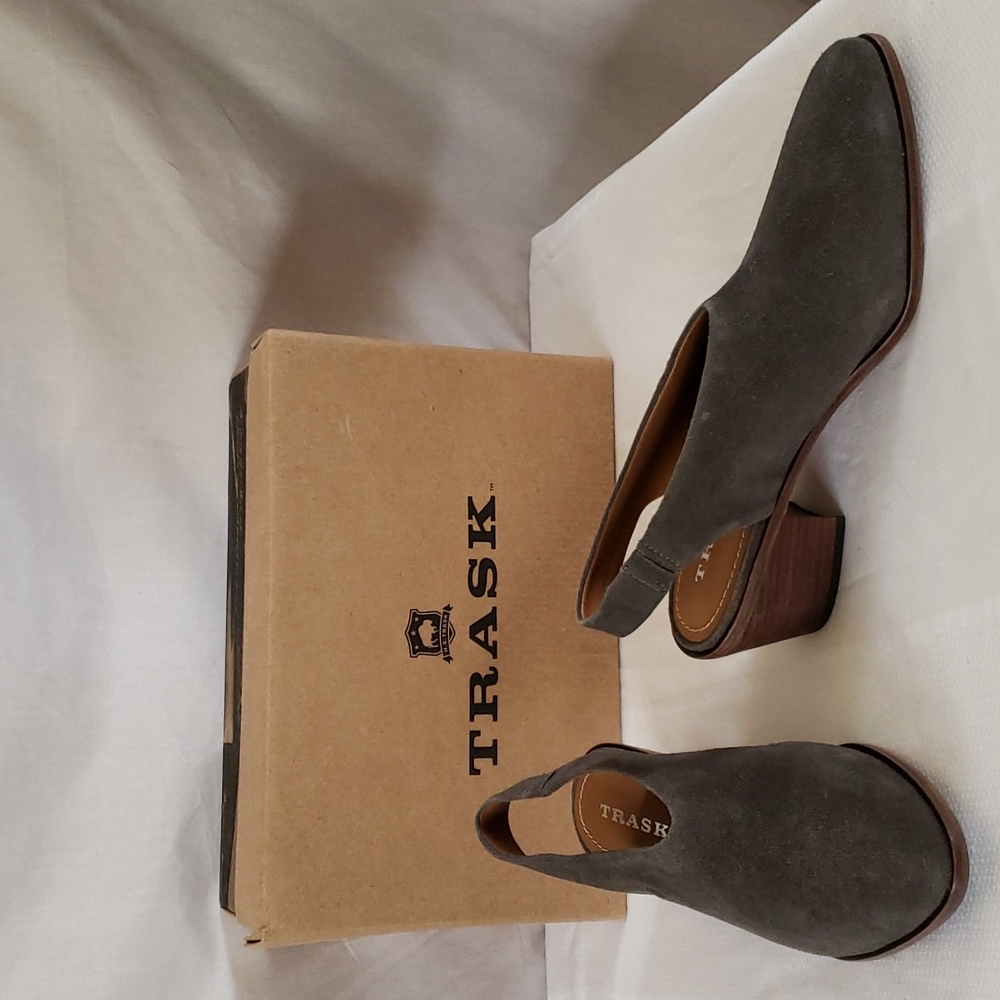 NEW TRASK Gray Tess Suede Pump